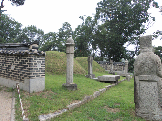 서울 도봉구 방학동에 있는 연산군묘(왼쪽). 오른쪽은 부인 신씨의 무덤.
