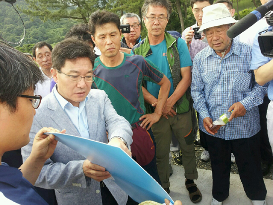  윤상직 산업통상자원부 장관은 1~3일 사이 여름휴가를 밀양에서 보내고 있다. 사진은 윤 장관이 7월 20~21일 밀양을 방문해 송전탑 경과지 주민들을 만났을 때 모습.