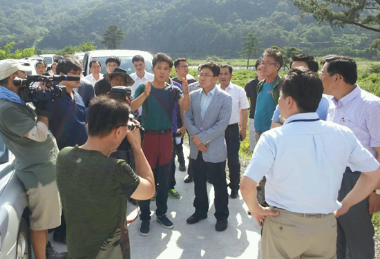 윤상직 산업통상자원부 장관은 지난 20~21일 밀양을 방문해 송전탑 경과지 주민들을 만났다.