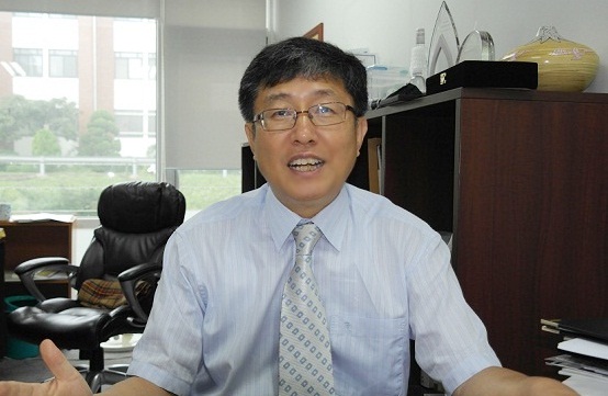 ‘빗물박사’ 서울대 공과대학 건설환경공학부 한무영 교수를 15일 그의 연구실에서 만났다. 