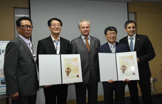 2013 에너지 글로브 어워드 시장식이 15일 서울대 공과대학 소회의실에서 열렸다. 이 자리에서 국가상을 수상한 서울대 한무영 빗물연구센터장(오른쪽 두 번째)과 박우량 신안군수(왼쪽 두 번째)가 기념촬영을 했다.