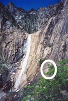 금강산 구룡폭포의 절벽에는 김규진이 쓴 '미륵불' 세 글자가 한자로 새겨져 있다. 사진의 하얀 동그라미 부분.