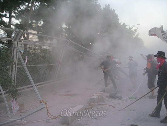 20일 현대차 울산공장 앞에서 공장 철조망을 뜯어내려는 집회 참가자들과 이를 막으려는 사측 용역 및 사원들 간 충돌이 벌어졌다. 