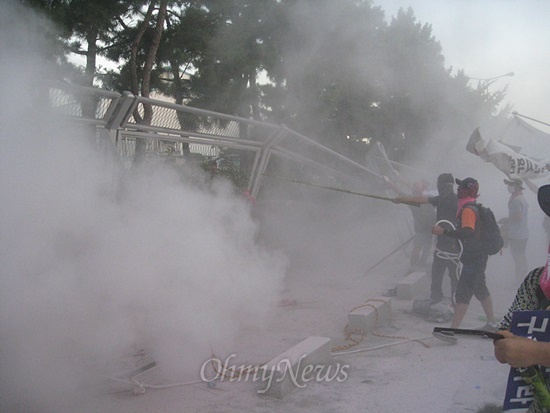 7월 20일 오후 현대차 울산공장 명촌 정문앞에서 공장 철조망을 뜯어내려는 집회 참가자들과 이를 막으려는 사측 용역 및 사원들 간 충돌이 벌어졌다. 