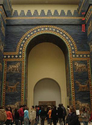 베를린 페르가몬 박물관의 이슈타드 문, 신바빌로니아의 왕 네브카드네자르가 만든 바빌론 성의 문이다. 이것은 그냥 문이 아니다. 왕과 왕국의 권위를 기리는 문이다.