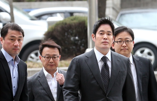 정용진 신세계그룹 부회장(왼쪽에서 세 번째)은 작년 국회 정무위원회 국정감사 증인 출석 요구에 응하지 않았다가 벌금 1500만원을 선고받은 바 있다