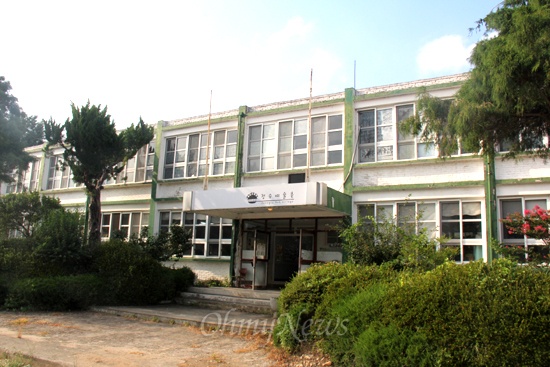 경남 진주시 이반성면에 있던 옛 정수초등학교를 정수예술촌으로 가꾸었는데, 많은 작가들이 입주해 창작산실이 되고 있다. 