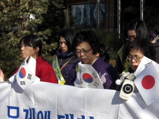 일본정부를 대신해 사죄운동을 하고 있는 한일우호협력모임 회원들