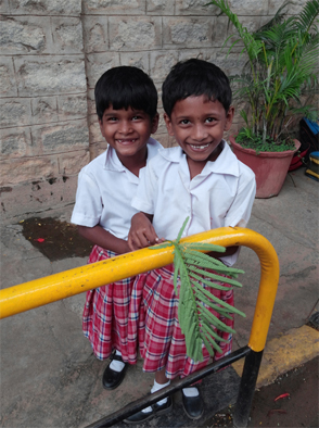 인도 초등학생. 이런 아이들 8~10면 정도가 한 릭샤에 같이 타고 하교 한다. 