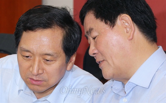 새누리당 최경환 원내대표와 김기현 정책위의장이 23일 오전 국회에서 열린 원내대책회의에서 얘기를 나누고 있다.