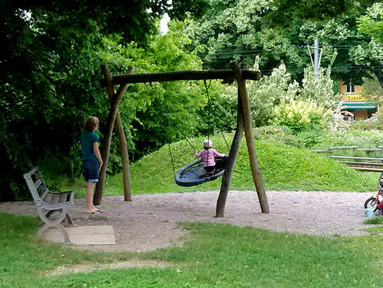프라이부르크시 놀이터에서 아이가 그네를 타고 있다.