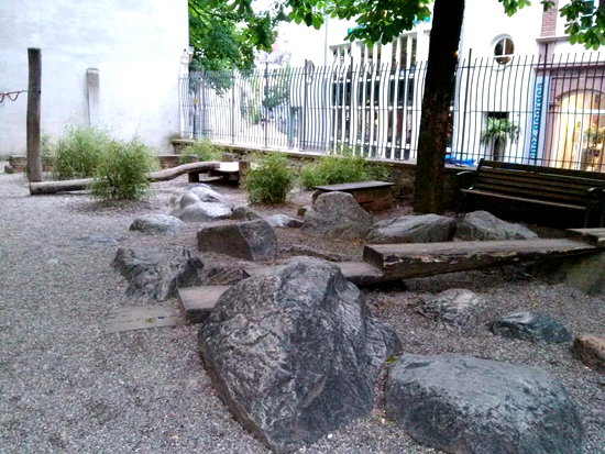 프라이부르크시 시청 근거 시내 중심부의 놀이터. 여기 깔린 것처럼 6-8mm의 모래자갈이 가장 안전한 바닥이라고 담당 공직자는 말하네요. 합성고무보다도요!