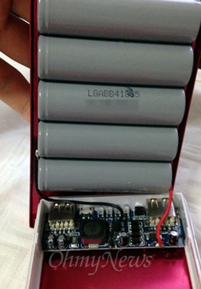리배다13D 내부. 5개의 연결된 충전지 묶음 가운데에 배터리 제조사인 LG전자의 제품 일련번호가 찍혀 있다. 