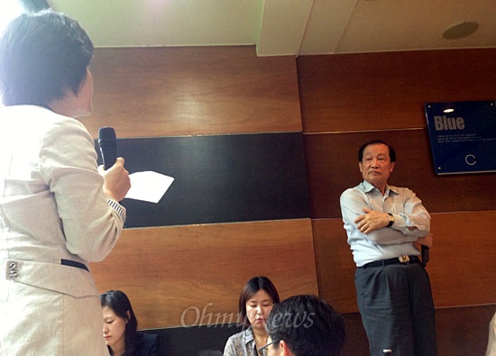 이경재 방송통신위원장이 23일 낮 경기도 과천 한 식당에서 열린 출입기자 간담회에서 KBS 수신료 관련 질문을 받고 있다. 