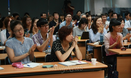 23일 오후 서울 마포구 <오마이뉴스> 대회의실에서 열린 '2013 오마이포럼-행복사회 : 어떤 인생을 살 것인가'에서 참석자들이 발제자들의 강연을 경청한 뒤 박수를 치고 있다.
