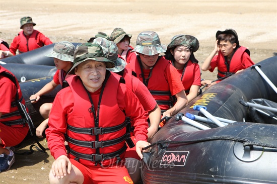 지난 2012년 7월 김종성 충남도교육감이 충남 태안의 해병대 아카데미에서 학생들과 함께 병영체험을 하고 있다. 