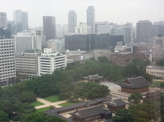 서울에 새벽부터 내린 비가 대부분 그친 가운데 중구 정동에 위치한 덕수궁 주변도 구름 많은 날씨룰 보이고 있다. 