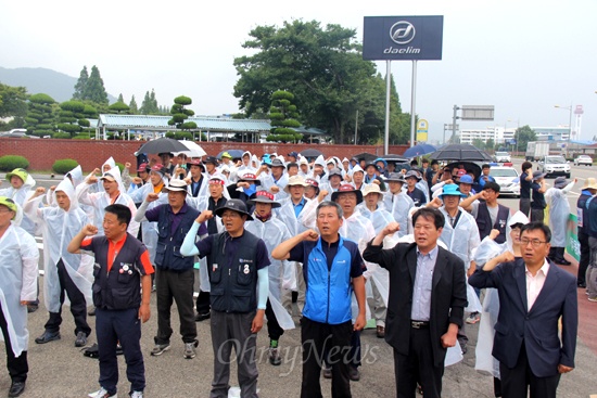  전국금속노동조합 경남지부는 24일 낮 12시 창원공단 내 대림자동차 정문 앞에서 "정리해고 원상회복 결의대회"를 열었다.