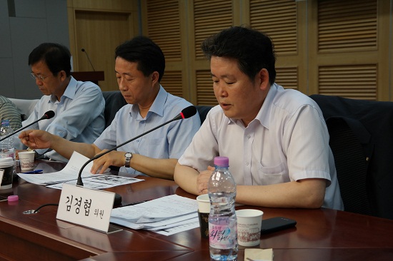 혁신과 정의의 나라 9차 포럼에서 민주당 김경협의원이 지정토론을 하고 있다.