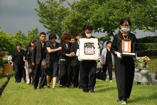 화장을 마치고 장지인 천안공원 묘지로 들어오고 있다.