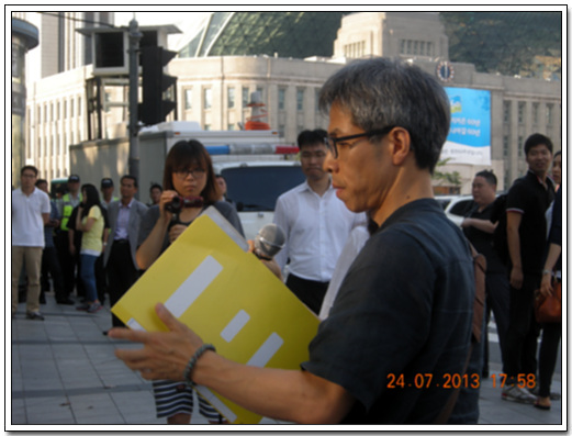 권영국 민변 노동위원장이 법원의 판결을 알려주고 있다.