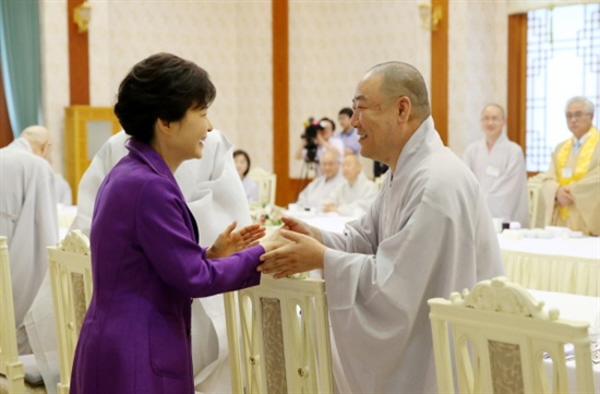  박근혜 대통령이 25일 청와대에서 열린 불교 지도자 오찬에서 참석자들과 인사하고 있다.