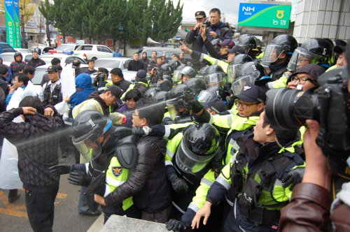2011년 11월 23일 한미FTA 날치기 처리를 규탄하는 기자회견 및 한나라당 전북도당 항의방문을 경찰이 제지하는 과정에서 충돌이 발생했다. 이 과정에서 경찰은 최루액을 분사하여 참가자들의 원성을 샀다.