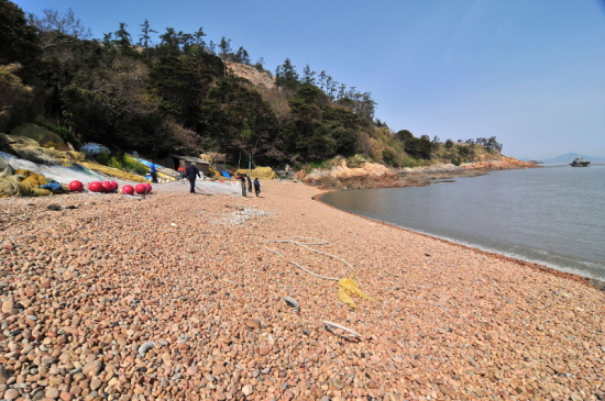 부남도 마을앞 자갈밭 전경  좀 처럼 만나기 힘든데 만 20년만에 4번째 방문하여 찍은 어부들 모습