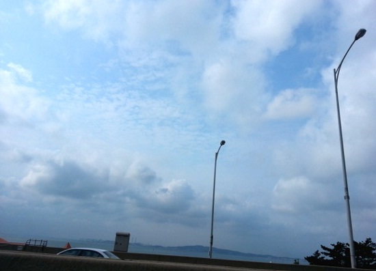 서해안고속도로 서해대교의 하늘은 구름이 지나는 가운데 맑은 하늘을 보이고 있다. 오늘은 내륙 곳곳에 폭염특보가 발령되는 등 무더위가 기승을 부릴 것으로 예상된다. 
 

