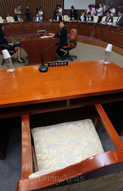 26일 오전 국정원 국정조사를 위한 특위 전체회의에 증인으로 출석하게 되어 있는 남재준 국정원장이 불출석해 파행을 빚고 있다.