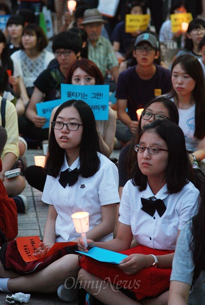 '국정원 선거개입 규탄 민주주의 수호 청소년시국회의'가 주최하는 촛불문화제가 26일 오후 서울 청계광장 부근 동아일보사앞에서 열렸다.