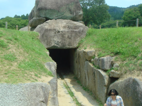  　　아스카무라 이시부타이 무덤 현실은 선도로 이어져 있습니다. 이곳은 모두 배수시설이 만들어져 있습니다.