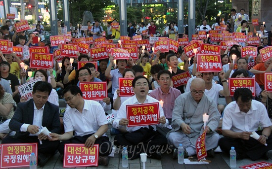  '국정원 선거개입과 정치개입 심판, 민주수호를 위한 경남비상시국회의'는 19일 오후 7시 창원 정우상가 앞에서 국가정보원 규탄 촛불문화제를 연다. 사진은 지난 12일 저녁 창원 상남동 분수광장에서 열린 집회 모습.