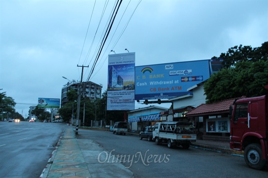 지난 6월 21일 새벽 미얀마 양곤 시내 거리 풍경. 거리 곳곳에 세계 글로벌기업과 은행들을 소개하는 대형 광고 간판이 세워져 있는 것을 쉽게 볼 수 있다. 