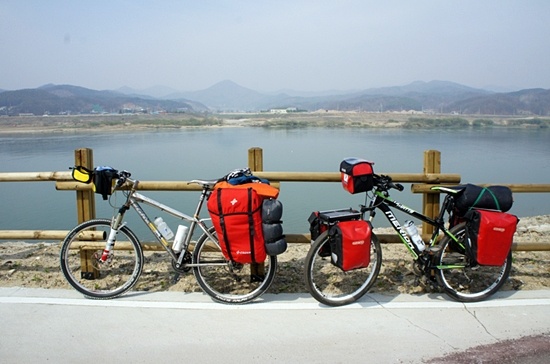 자전거에 짐가방(패니어)을 장착하고 그 속에 캠핑장비를 수납한 자전거들.