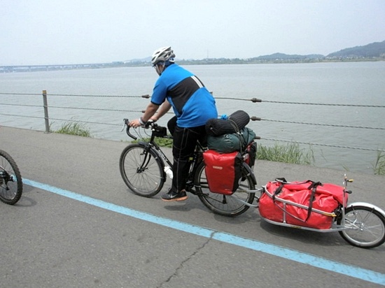 자전거용 트레일러는 보다 많은 짐을 싣고 캠핑여행을 할 수 있다. 