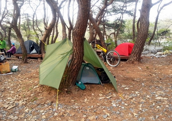 지형지물을 이용 좁은 자리에서도 캠핑을 할 수 있는 자전거 캠핑. 