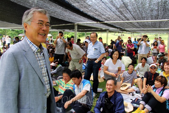 민주당 문재인 의원(부산사상)이 27일 오후 경남 김해 봉하마을에서 열린 노무현재단의 '7월 토요강좌'에서 참가자들과 인사를 나누고 있다.