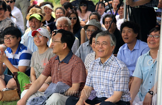 민주당 문재인 의원(부산사상)이 27일 오후 경남 김해 봉하마을에서 열린 노무현재단의 '7월 토요강좌'에서 참가자들과 앉아 있다. 이날 표창원 전 경찰대 교수가 강연했다.