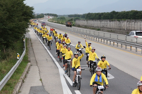자전거 여행에 참여한 청소년 아이들입니다.