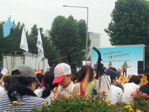 '정전 60년, 한반도 평화협정 체결을 위한 국제평화대회'가 용산 전쟁기념관 앞에서 27일 오후 4시 50분부터 열렸다. 이곳은 또한 국방부 앞이기도 하다. 