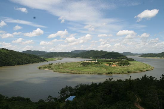 영산강 느러지는 굽이쳐 흐르는 우리강의 본 모습이다.