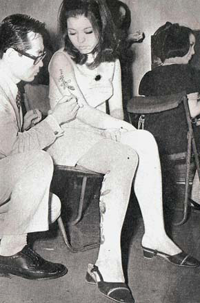 김구림 I '바디페인팅(Body Painting)' 퍼포먼스 1969. 몸도 캔버스가 될 수 있음을 보여주다. 2012년 12월 영국 '테이트모던'에서 폴록, 호크니, 쿠사마 등과 함께 전시됐다