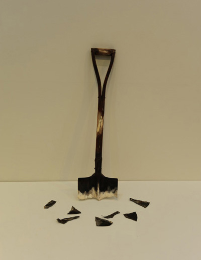 김구림 I '삽(Shovel)' 설치미술 89×26cm 1974. 뒤샹의 영향이 보이는 작품 
