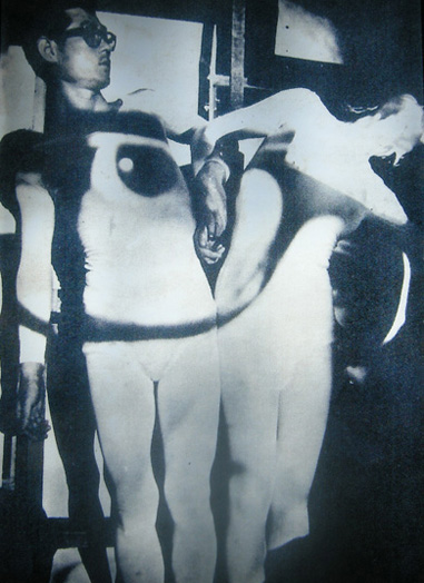 김구림 I '무제' 퍼포먼스 1969년(7월 21일). 흰 타이스를 입고 선보인 이 퍼포먼스 [더 자세한 내용은 아래 인터뷰참조]