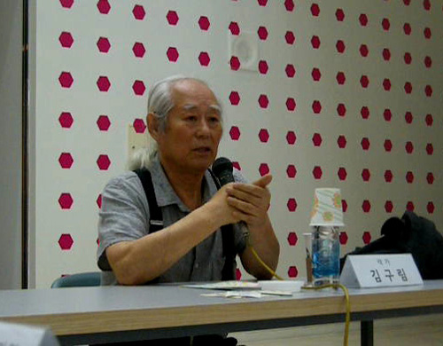 2013년 7월 15일 서울시림미술관에서 열린 기자간담회에서 질문에 답하는 김구림 작가 

