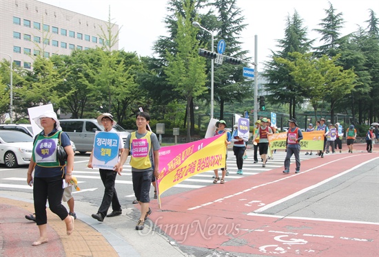  기자회견을 마친 '교육위기 극복과 대학 공공성 실현을 위한 2013 교육혁명 전국 대장정' 순례단이 도보를 통해 세종시를 향해 행진하고 있다.