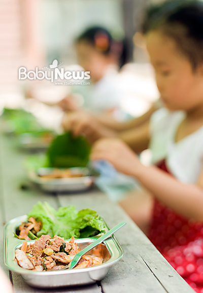 '우리 다같이 맛있게 먹어요' 긴 장마로 텃밭에 나오질 못했던 서울 도봉구 창3동어린이집 아이들이 지난 26일 어린이집 앞 텃밭에서 수확한 깻잎에 구운 삼겹살을 싸먹는 가든파티를 하고 있다.