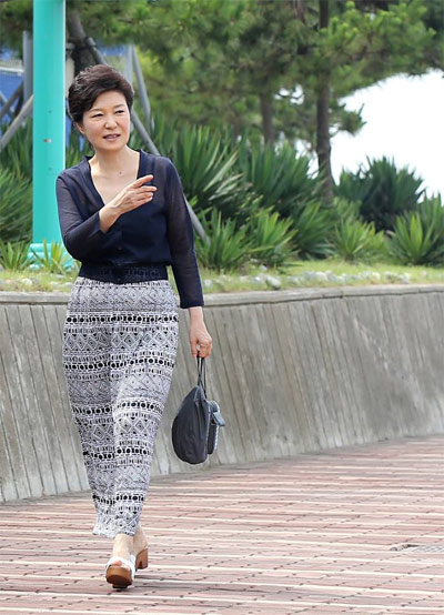 박근혜 대통령이 경남 거제시 장목면의 섬 '저도'를 찾아 여름 휴가를 즐기고 있다.