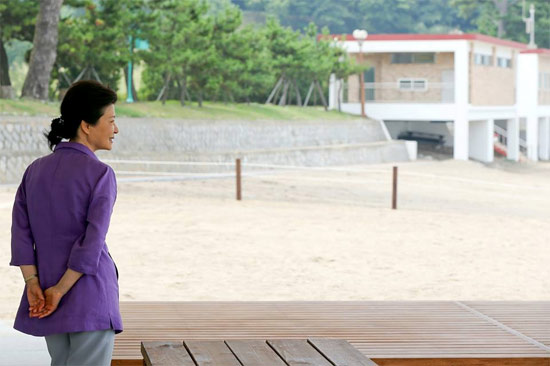 지난 2013년 7월 당시 박근혜 대통령이 경남 거제시 장목면의 섬 '저도'를 찾아 여름 휴가를 즐기는 모습.